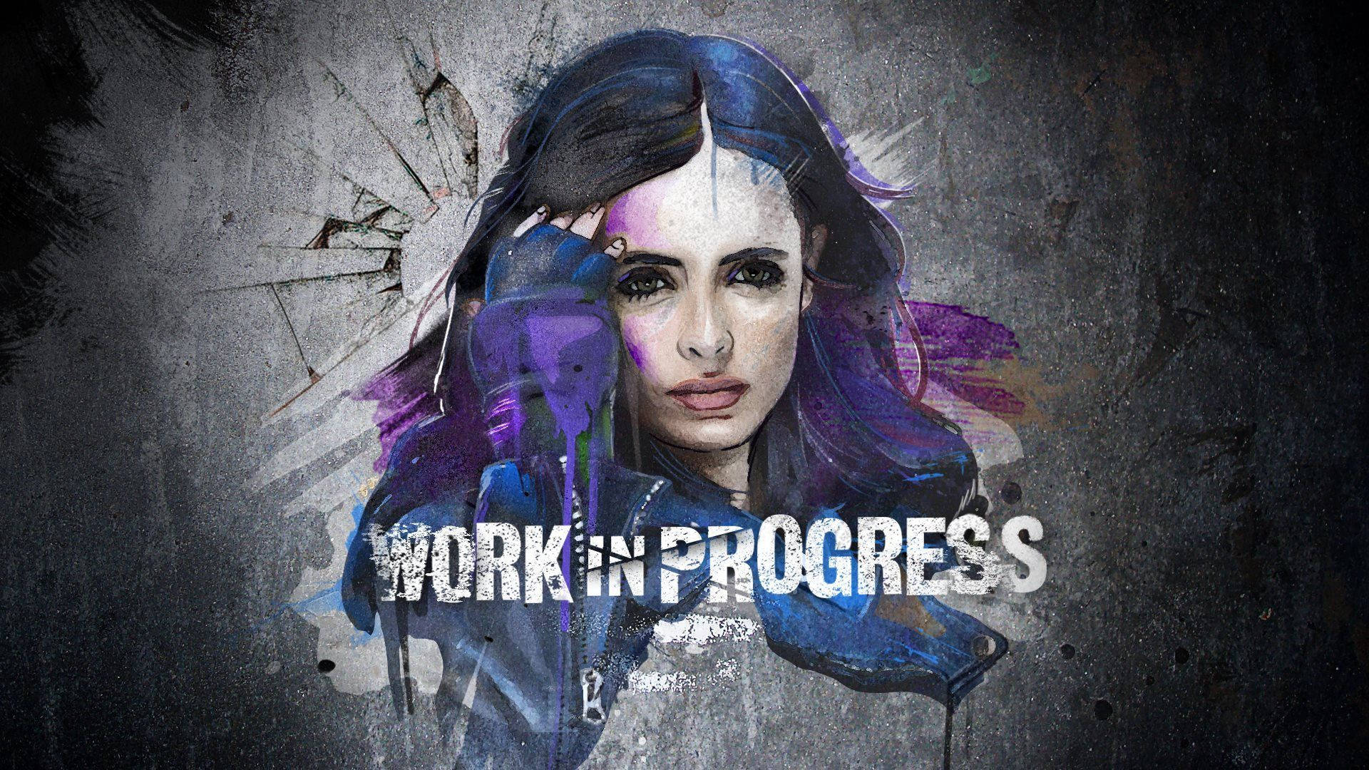 一位紫髮女性，在裂紋混凝土牆上有油漆飛濺，並帶有「WORK IN PROGRESS」文字。
