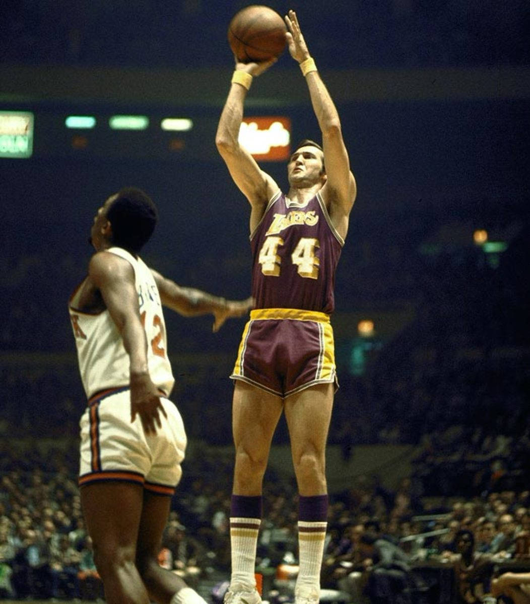 傑里·韋斯特 1969 NBA總決賽最有價值球員 壁紙 — 一名身穿栗色湖人隊球衣、背號44的籃球運動員跳起投籃，而一名身穿白色球衣的防守球員試圖封阻。