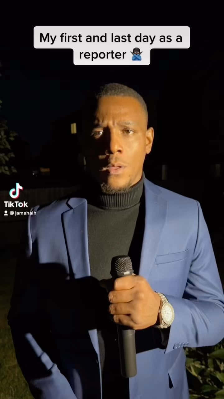 身穿藍色西裝的男子在夜間拿著麥克風，並有文字疊加講述報導。