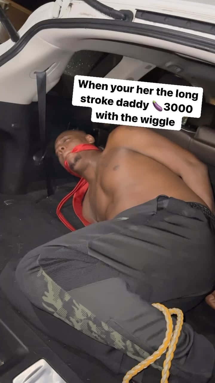 男子在汽車尾箱中被繩索束縛。