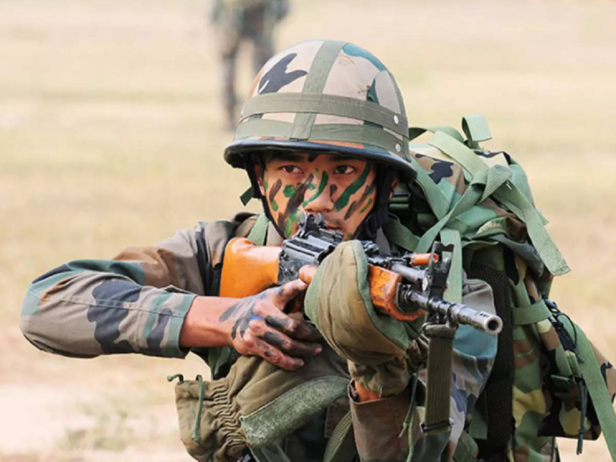 身穿迷彩裝備的士兵在草地上瞄準步槍