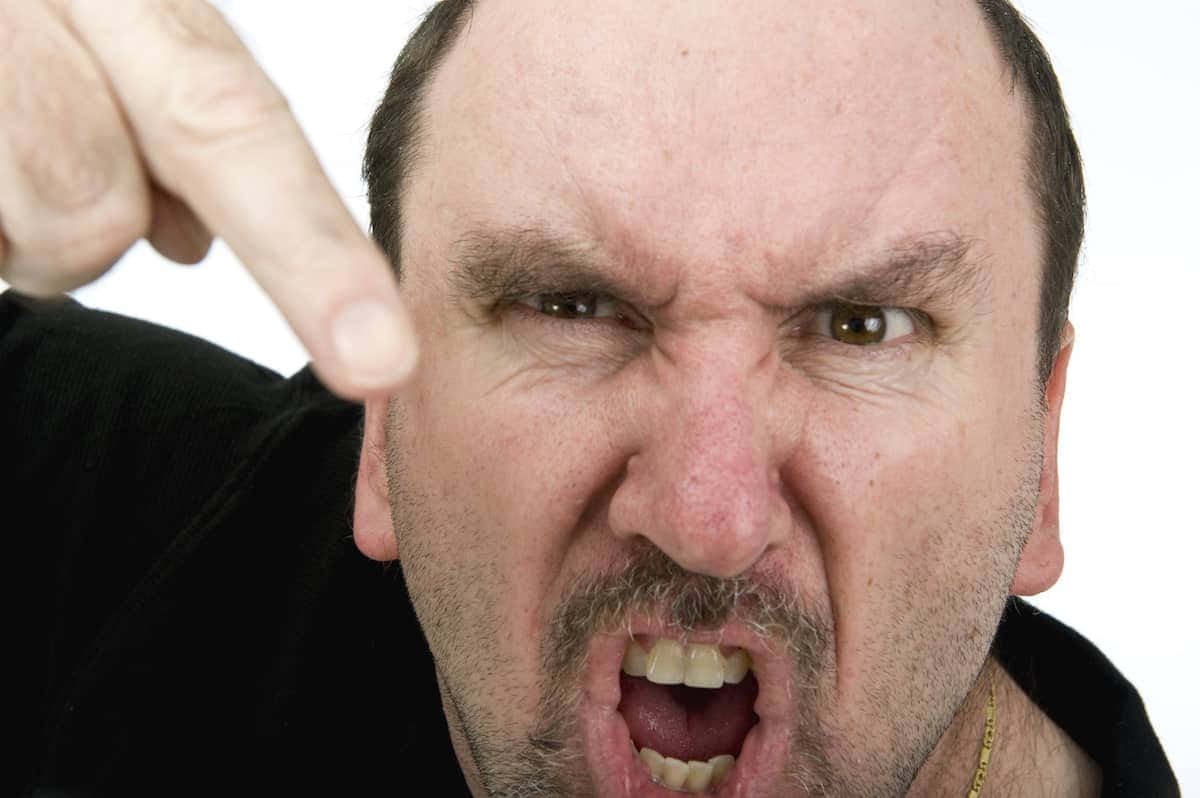 憤怒的男人尖叫並用手指指向觀眾