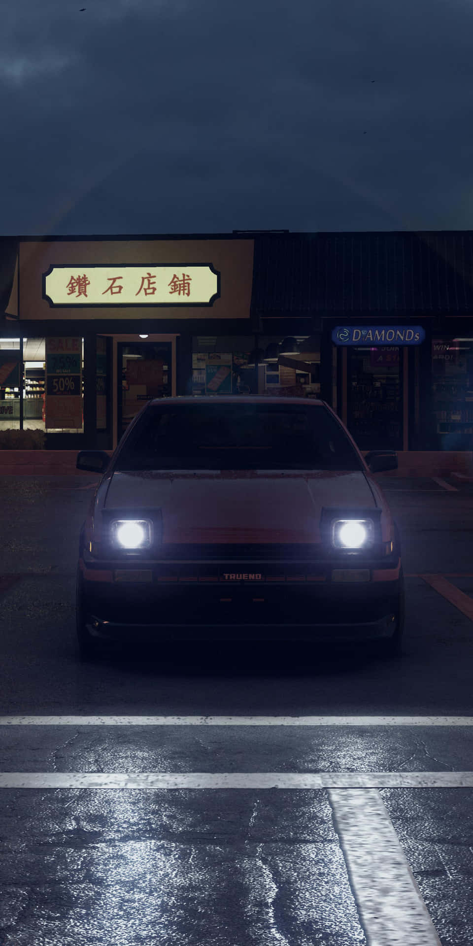 夜間，一輛紅色汽車開著車頭燈停在鑽石商店前。