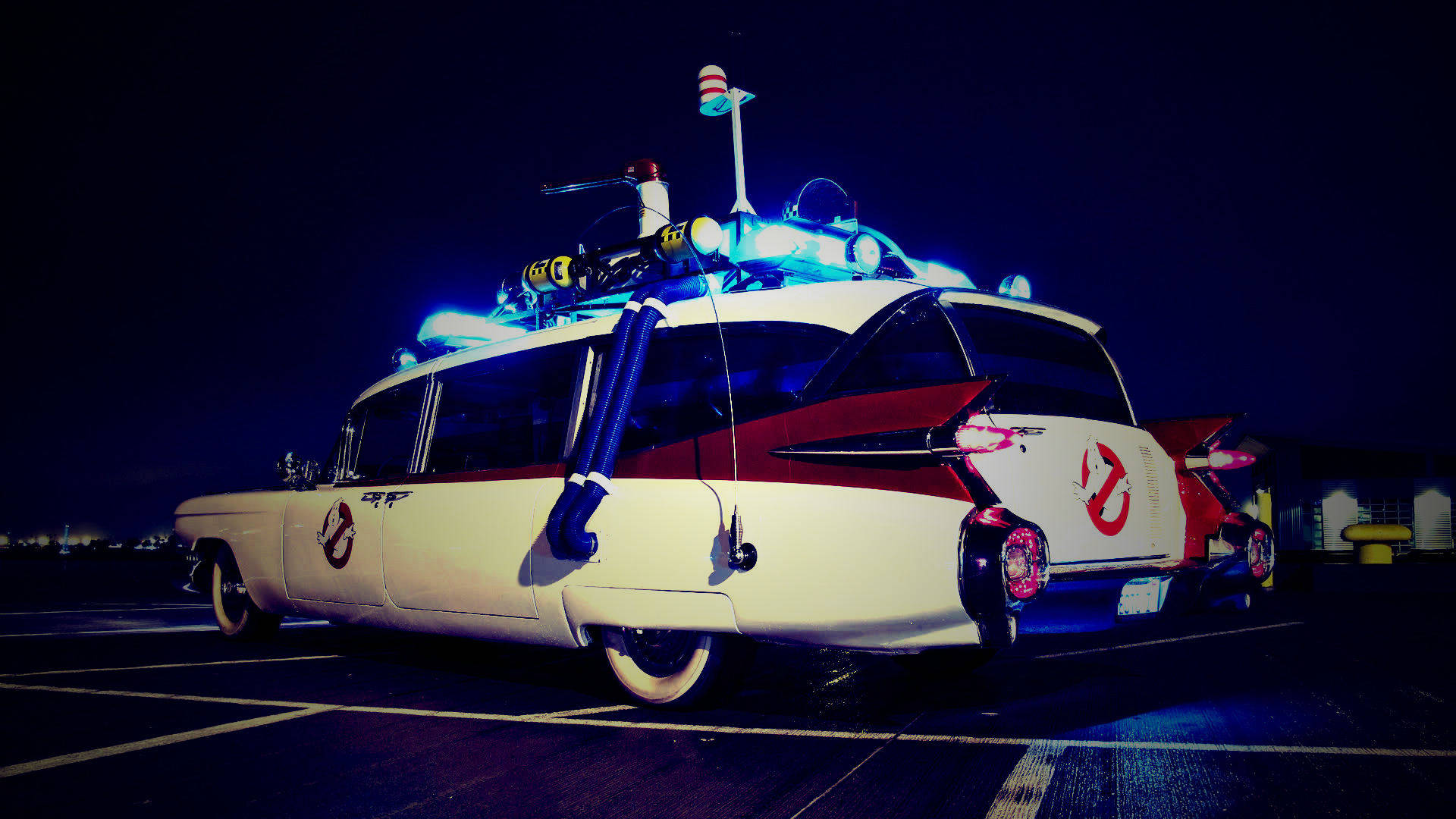 Ghostbusters Ecto-1汽車夜間帶發光燈光停放。