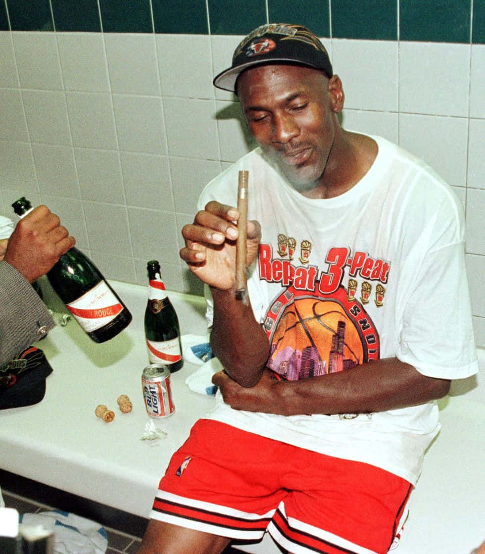 傳奇NBA球員邁克爾·喬丹 壁紙 — 米高佐敦在浴室穿著「Repeat 3-Peat」襯衫，手持雪茄，附近有香檳瓶。