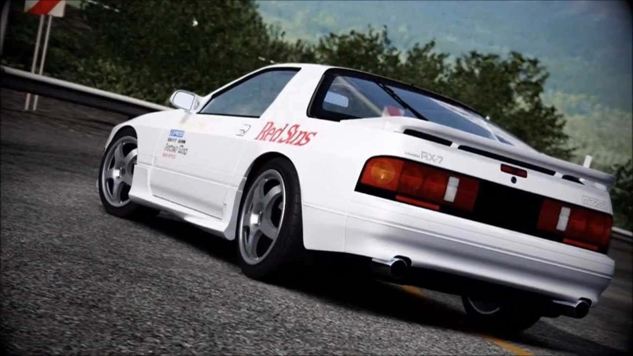 白色日產RX-7賽車在蜿蜒的道路上行駛，背景有樹木。