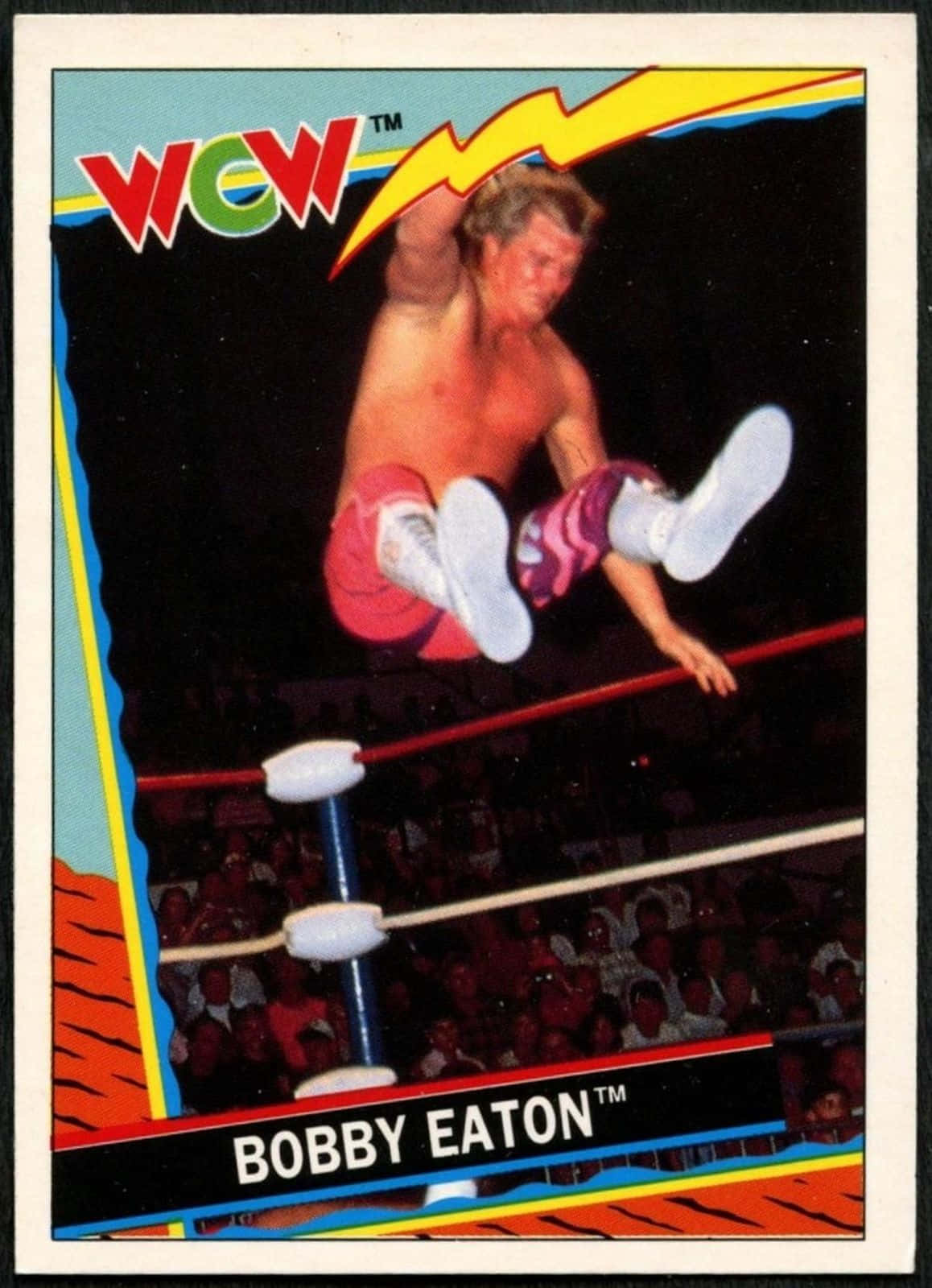 傳奇WCW摔角手鮑比·伊頓步入擂台 壁紙 — 摔角手 Bobby Eaton 在半空中，於色彩鮮豔的復古摔角卡上方的繩索上執行高飛動作。