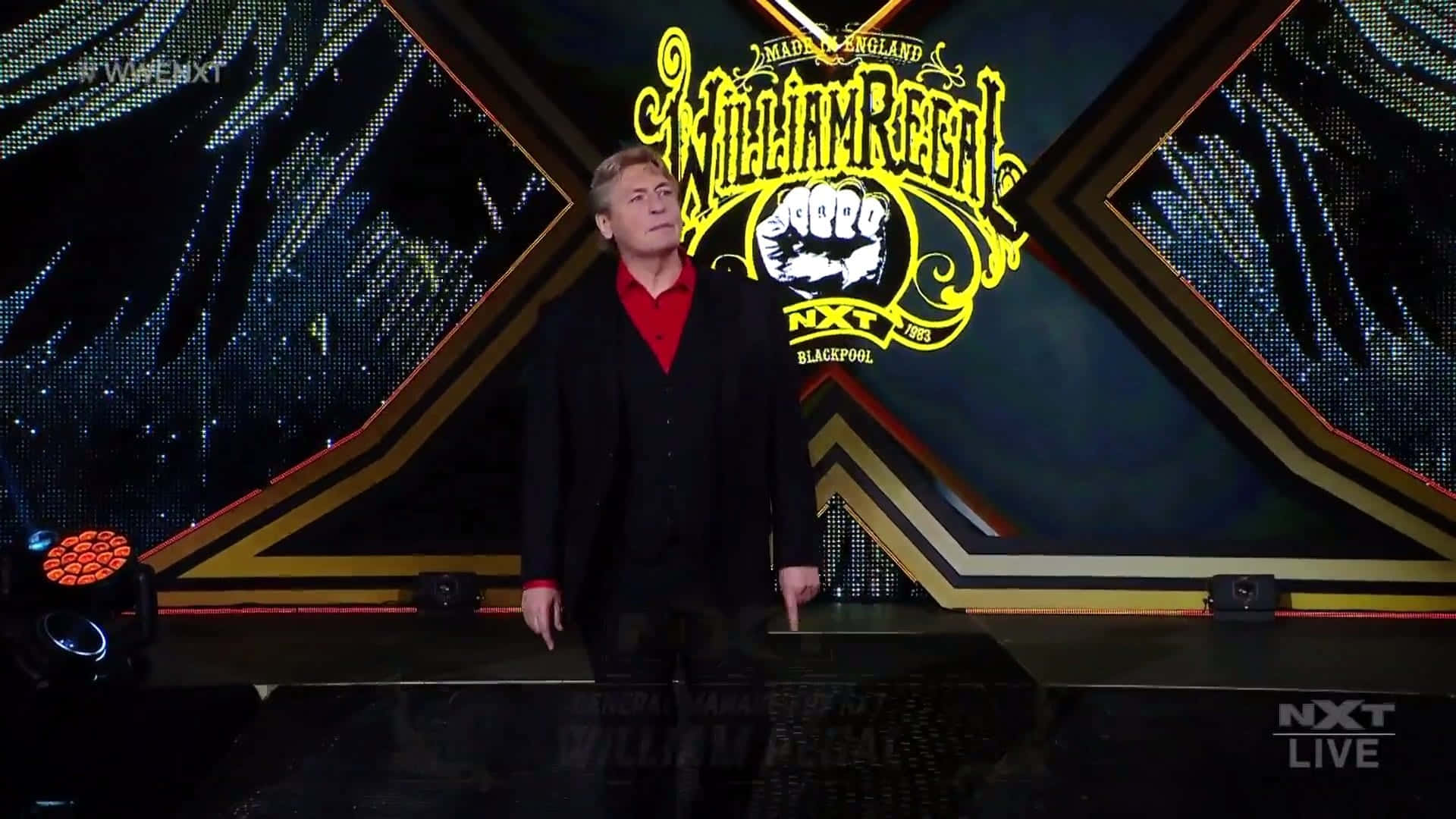 摔角手 William Regal 在 NXT 現場活動期間在舞台上。