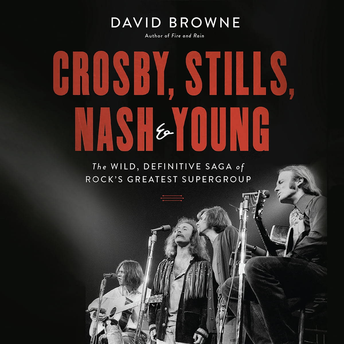 Crosby Stills Nash and Young 在舞台上現場表演，帶有紅色文字疊加。