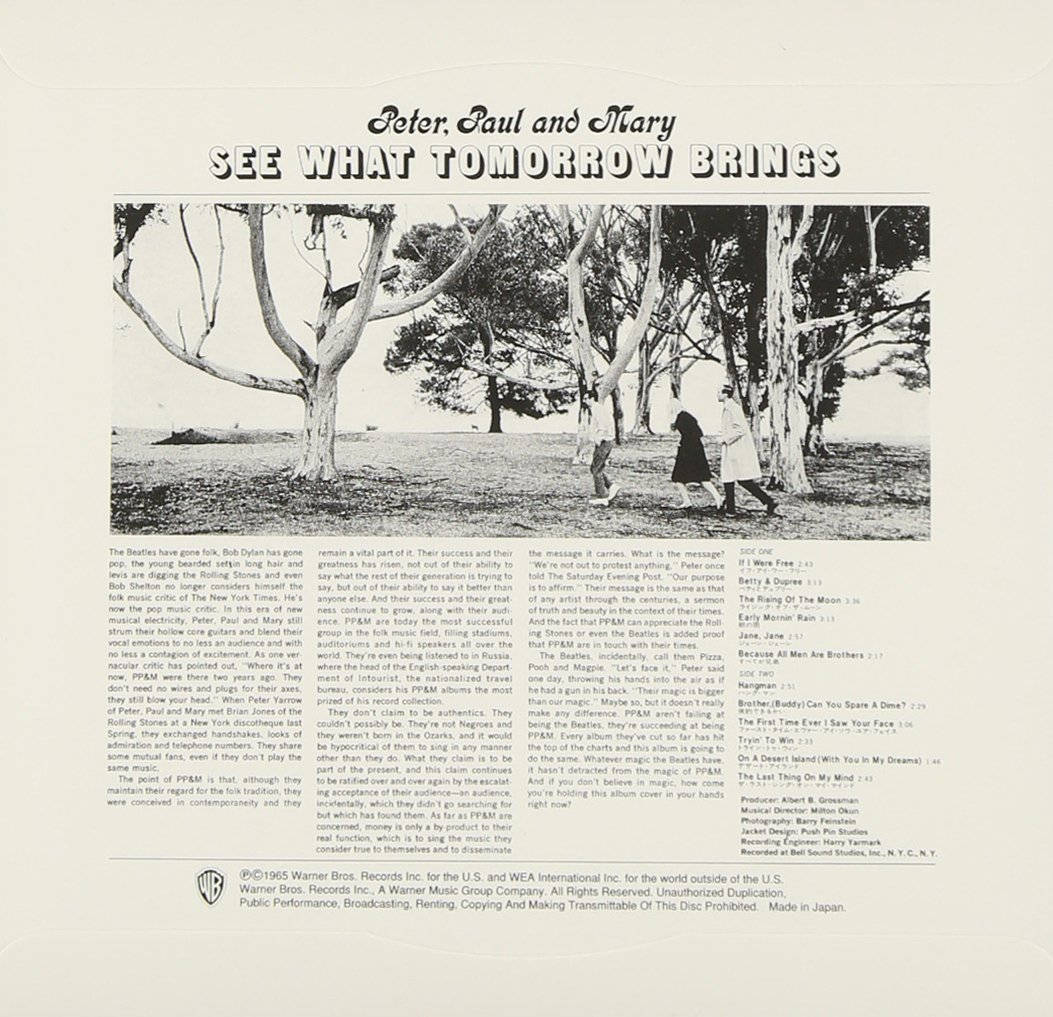 傳奇三重唱：彼得、保羅與瑪麗的和諧之音 壁紙 — Peter Paul and Mary 的《See What Tomorrow Brings》復古 1965 年專輯封面，以三人組在海灘上的黑白照片為特色，附有文字和鳴謝。