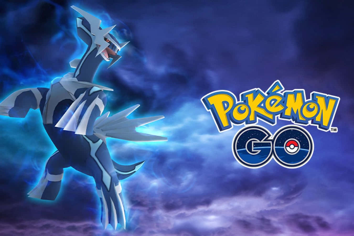 傳說寶可夢在烏雲背景下發出藍色光環，帶有 Pokémon GO 標誌。
