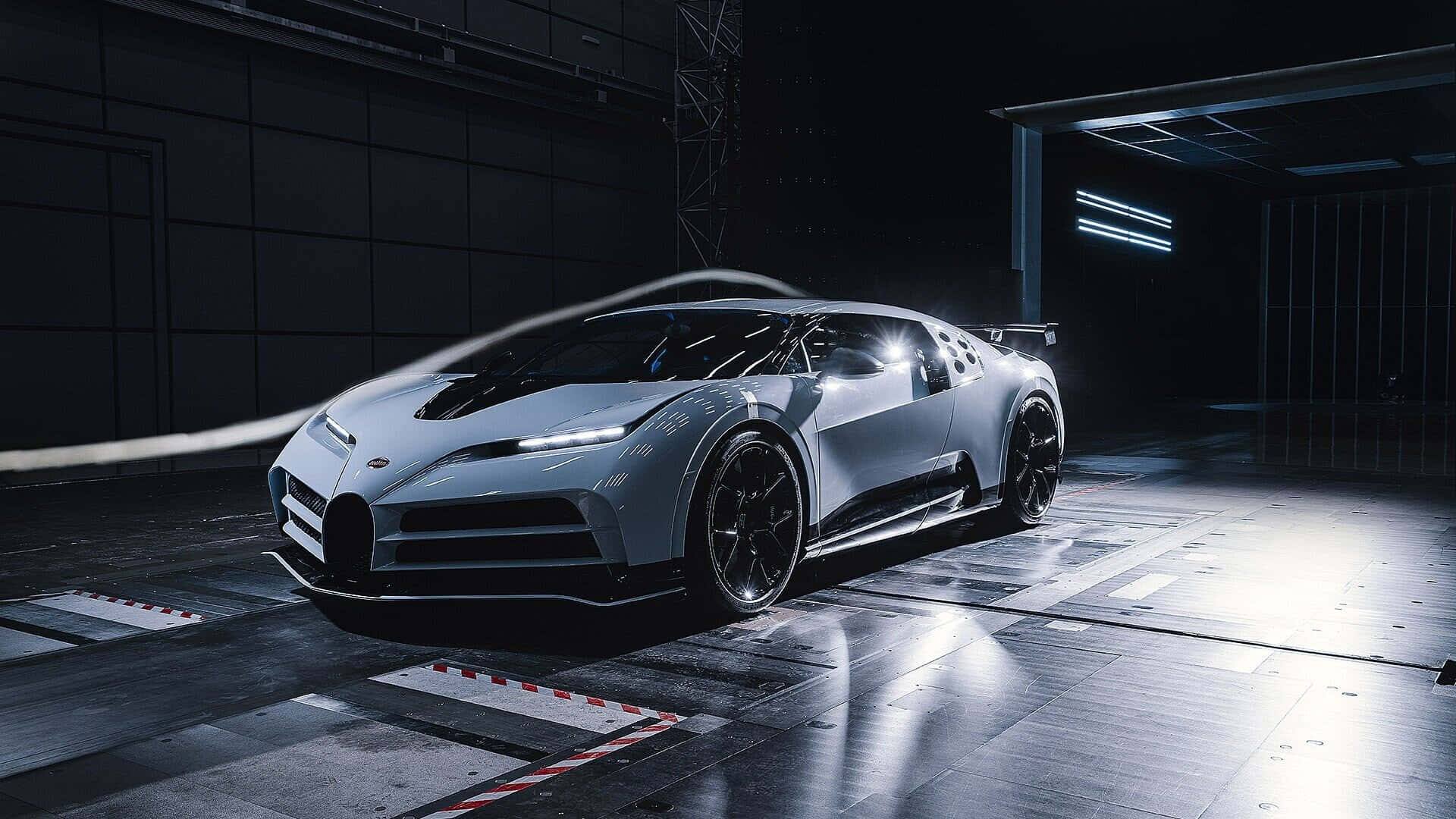 銀色Bugatti超跑在黑暗的工業車庫中，聚光燈照射。