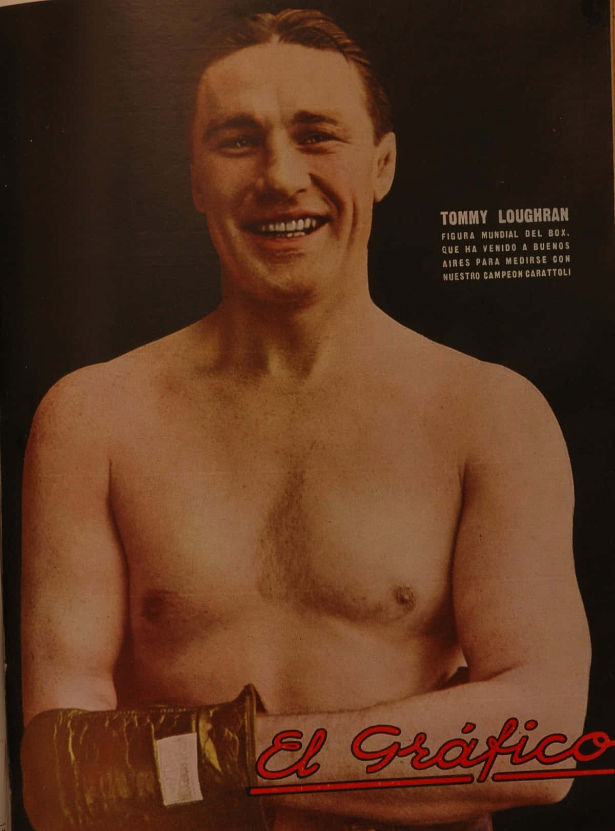 拳擊手Tommy Loughran戴著拳擊手套微笑的復古照片。