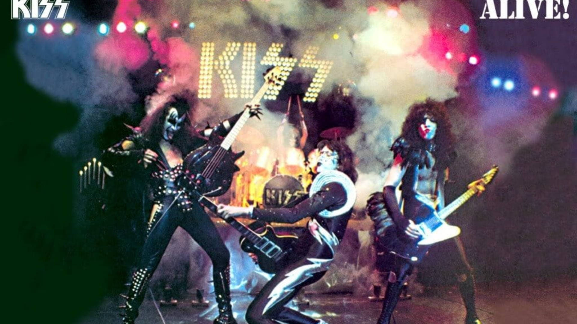 KISS 樂隊在舞台上現場表演，帶有戲劇性的燈光和煙霧效果。