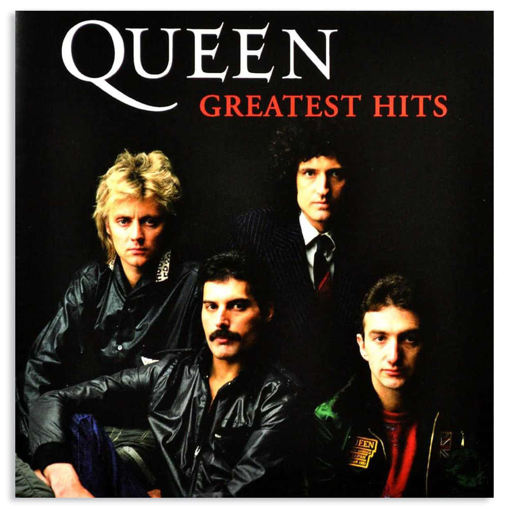 傳奇搖滾樂隊Queen 壁紙 — 四位身穿時尚80年代服裝的男士在黑色背景前擺姿勢，帶有粗體白色和紅色的專輯文字。