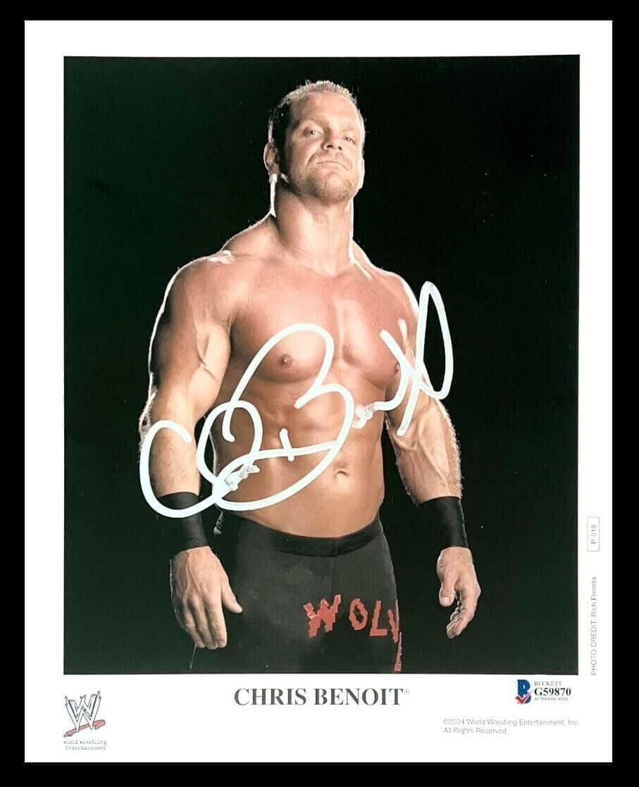 傳奇摔角手克里斯·本奧特簽名照片 壁紙 — Chris Benoit 在WWE照片中赤裸上身，胸前有粗體白色簽名，背景為深色。