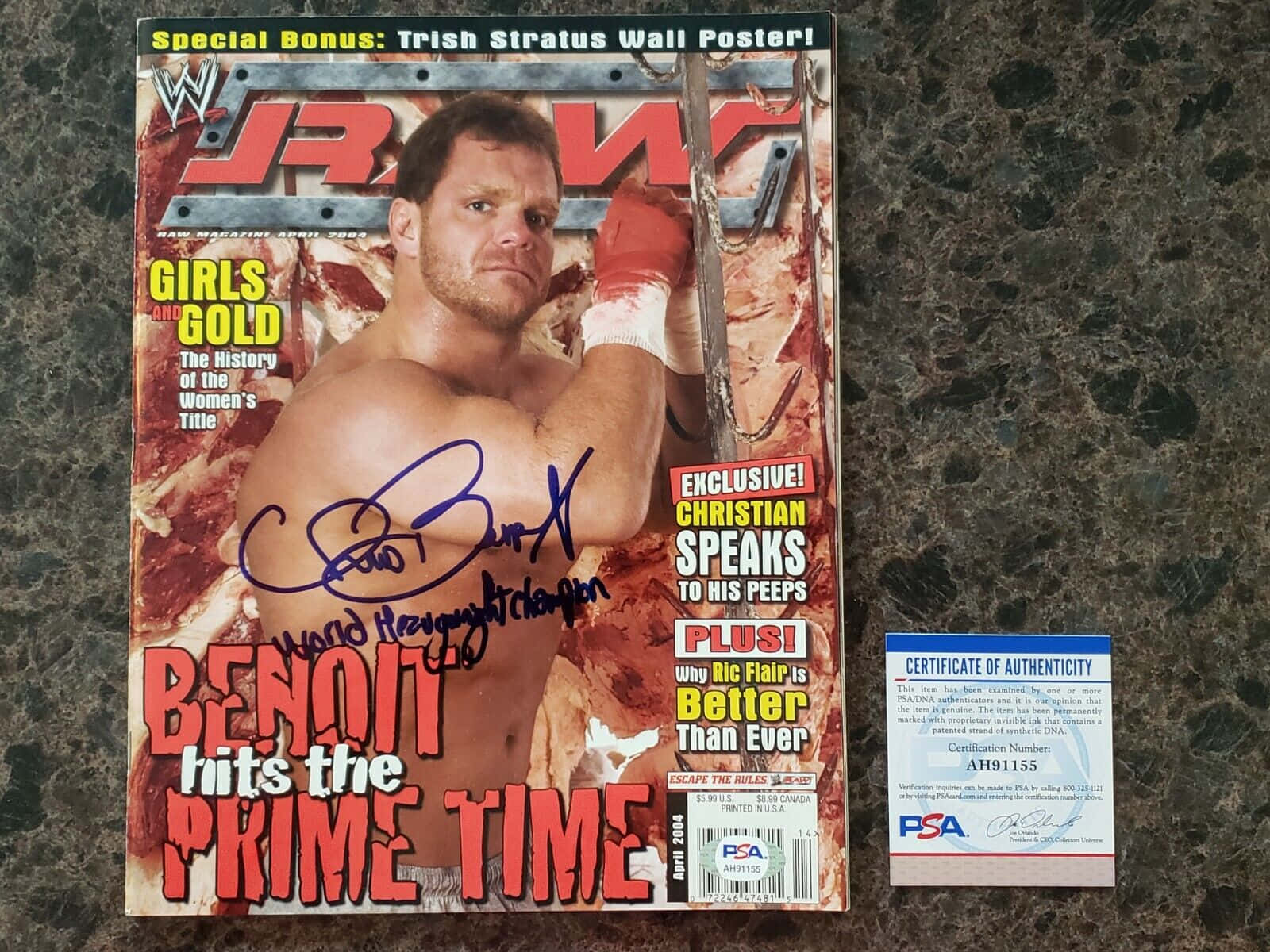 附有PSA真品認證卡的簽名版WWE RAW雜誌封面。