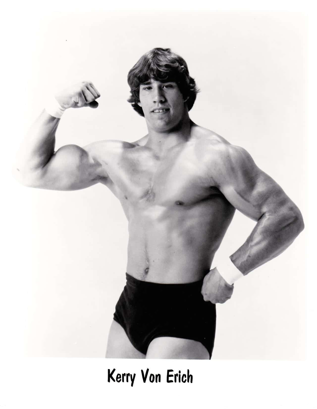 摔角手 Kerry Von Erich 赤裸上身擺出繃緊手臂的姿勢。