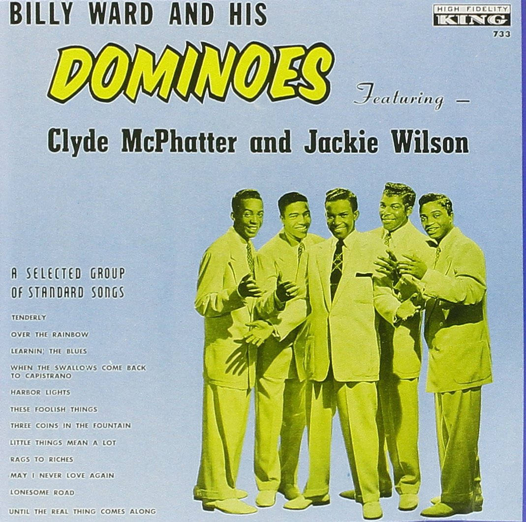 傳奇樂團 Billy Ward and the Dominoes 复古專輯封面 壁紙 — 1950年代復古爵士樂隊合照，五名微笑男子穿著配套西裝，背景為淺藍色。