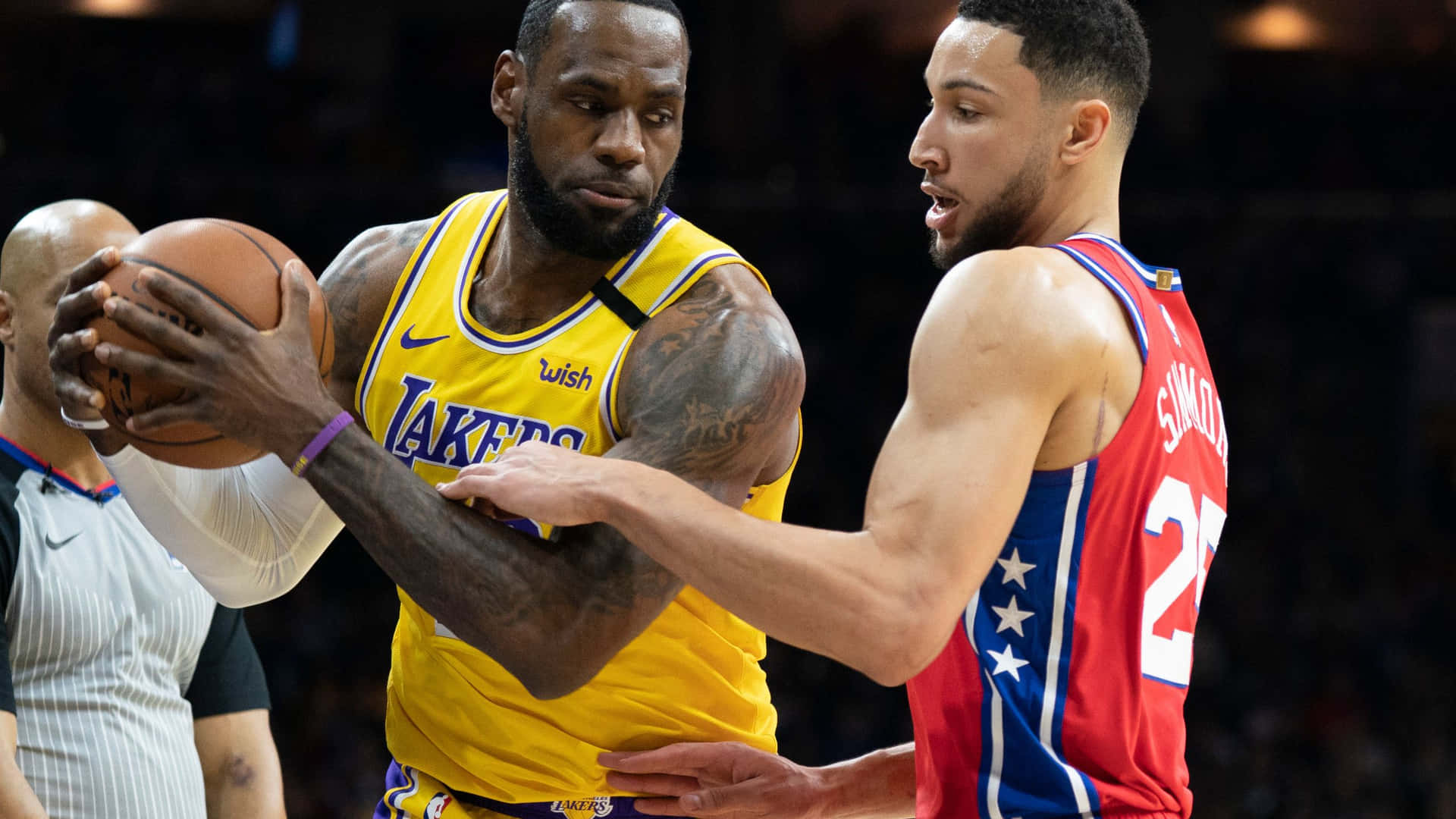 勒邦占士在NBA比賽中對陣賓西蒙斯運球。
