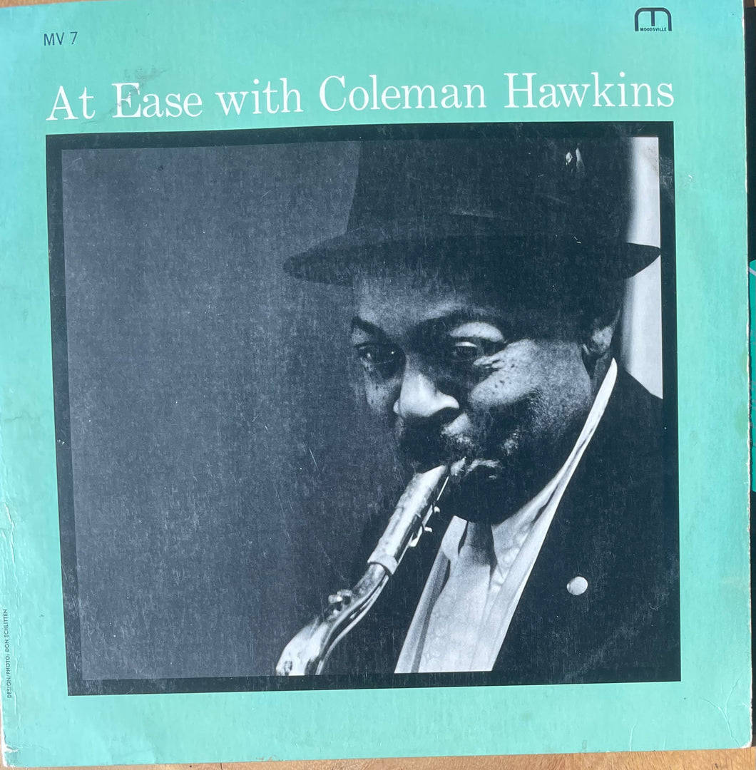 傳奇爵士樂手Coleman Hawkins 經典黑膠封面 壁紙 — 一張復古爵士專輯封面顯示科爾曼·霍金斯戴著黑帽、穿著西裝，在青綠色背景前吹奏薩克斯風。