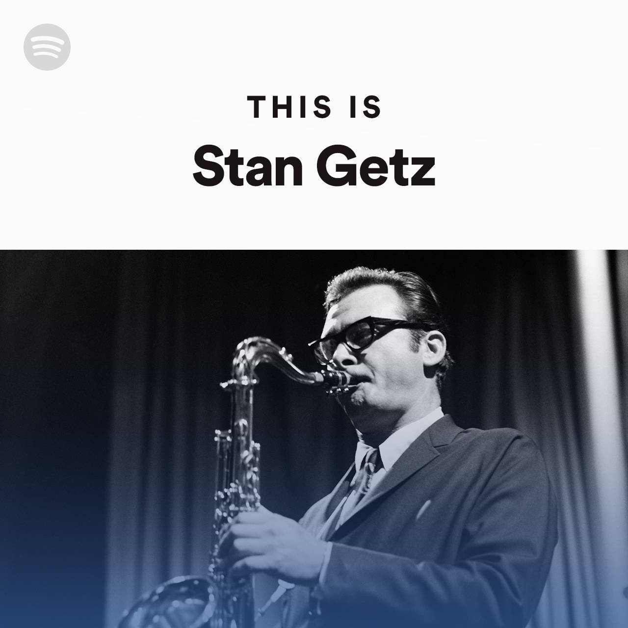 傳奇爵士樂手斯坦·蓋茲Spotify專輯封面 壁紙 — 一張黑白照片，爵士薩克斯風手 Stan Getz 在戲劇性燈光下於舞台上演奏他的樂器。