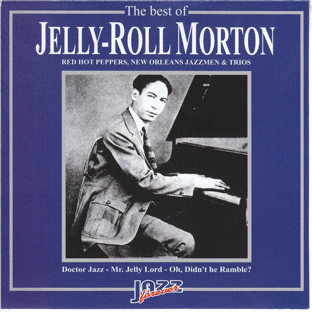 傳奇爵士鋼琴家Jelly Roll Morton 壁紙 — 復古爵士專輯封面，以深藍色背景為襯，展示 Jelly Roll Morton 坐在鋼琴前的黑白照片。