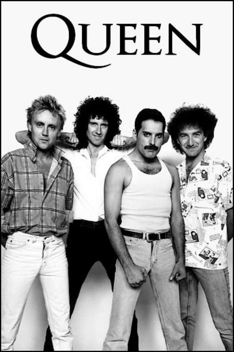 傳奇英國樂隊Queen 壁紙 — 四位男士以獨特的髮型和休閒的70年代服裝，在醒目的Queen標誌下自信地擺姿勢，呈現出鮮明的黑白工作室肖像。