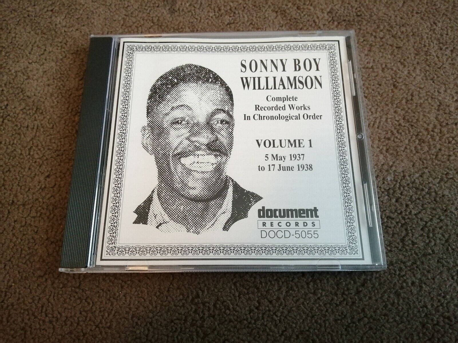 Sonny Boy Williamson Volume 1 CD盒在棕色地毯上