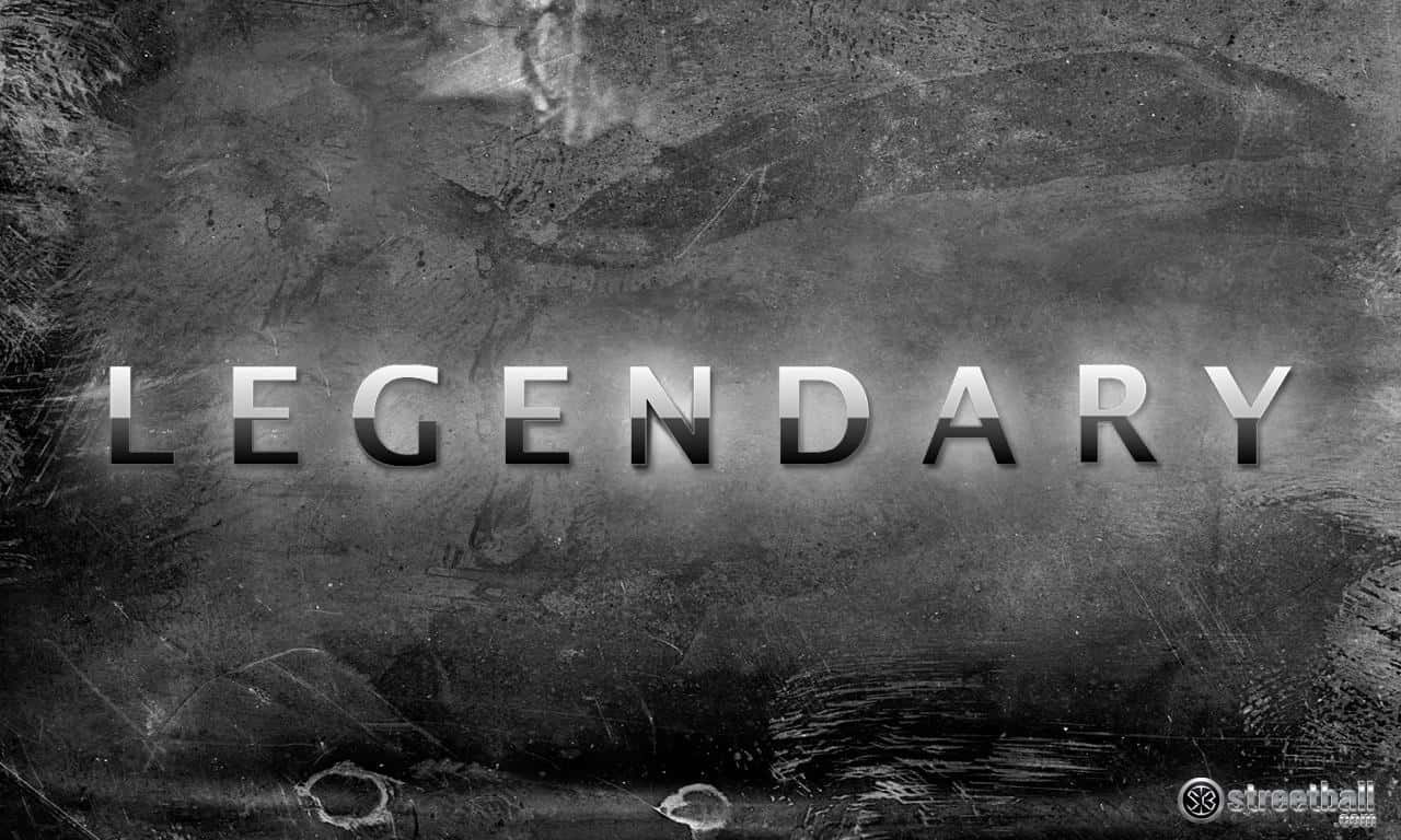 傳奇遊戲標誌藝術畫面 壁紙 — 「legendary」一詞以粗體金屬字體突出於粗糙紋理的深灰色背景上。