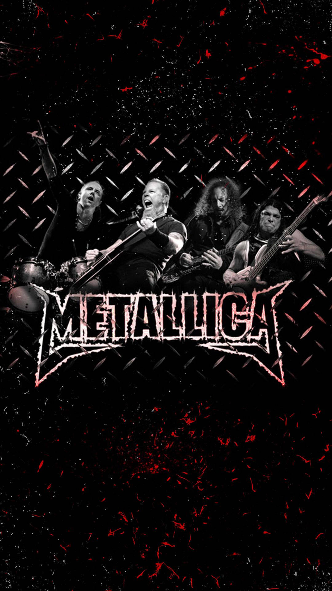 Metallica 樂隊在黑色鑽石紋背景上帶有紅色飛濺，用結他和鼓演出。