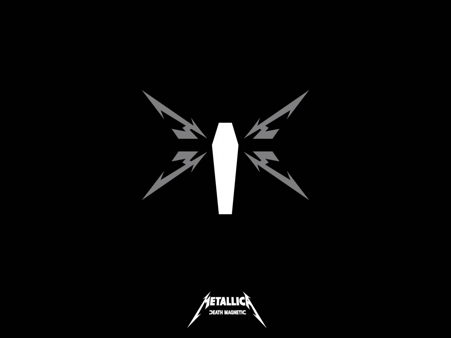 Metallica Death Magnetic 專輯標誌，帶有棺材和閃電，黑色背景。