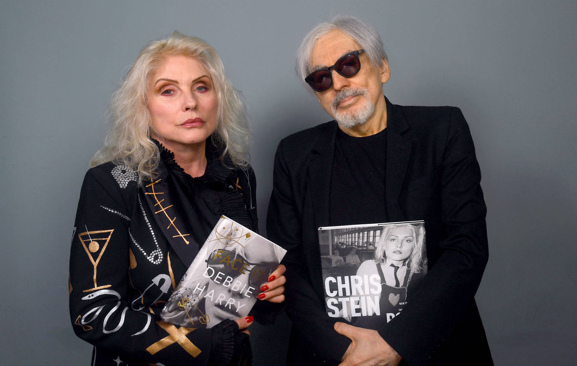 Debbie Harry 和 Chris Stein 在工作室肖像中手持書籍。