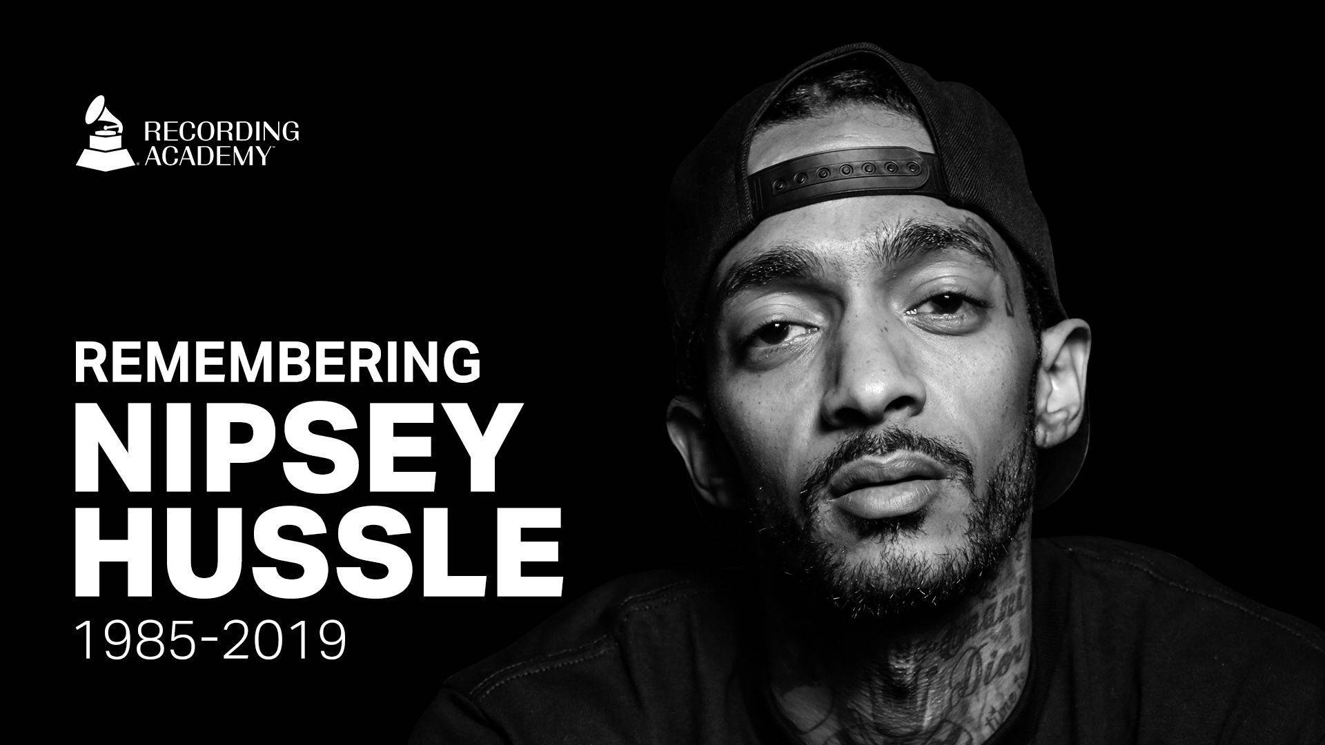傳奇饒舌歌手 Nipsey Hussle 登台演出 壁紙 — Nipsey Hussle 的黑白肖像，戴著向後的帽子，附有紀念他一生 1985-2019 的文字。