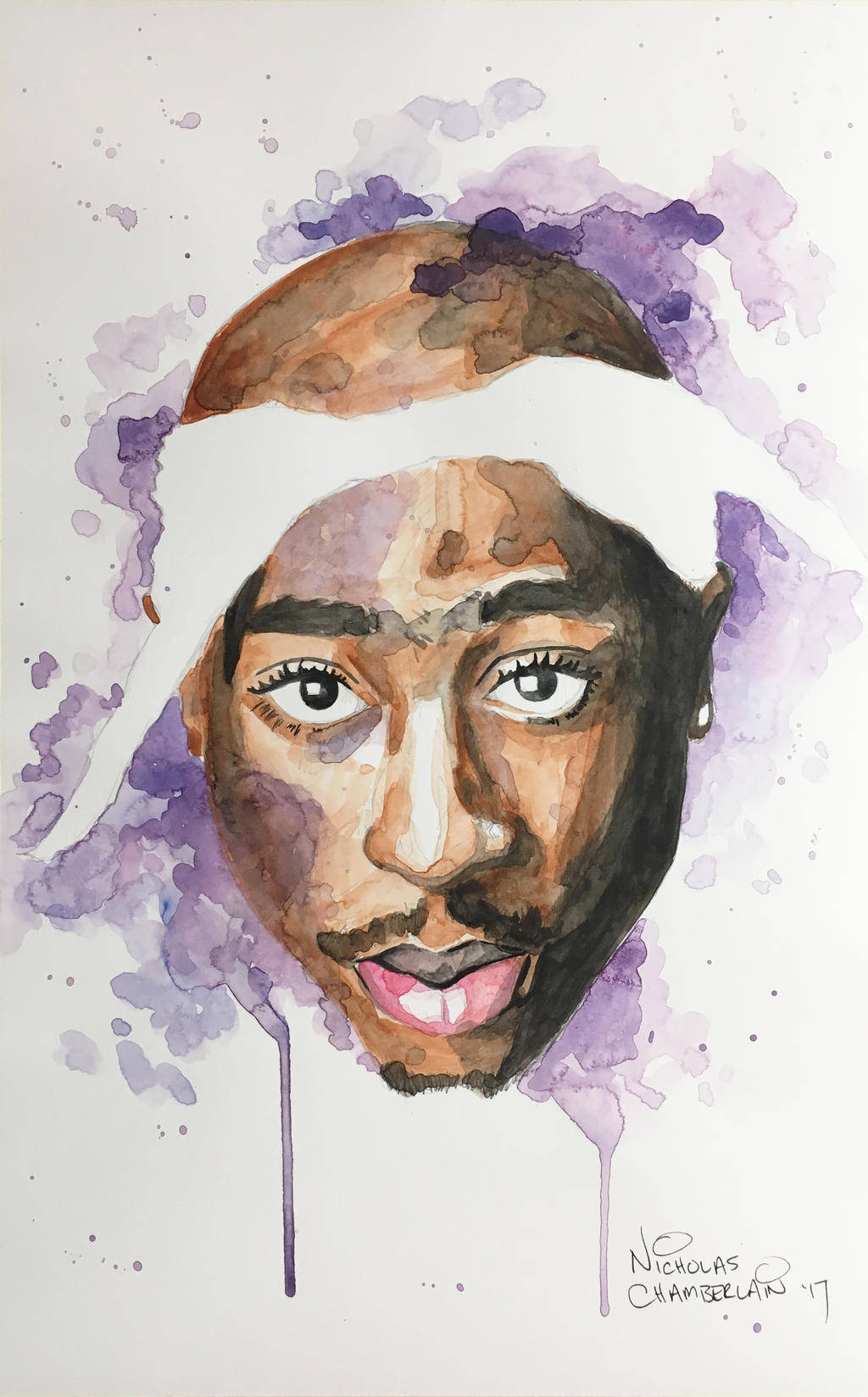 Tupac Shakur的水彩肖像，帶有紫色潑濺和白色頭帶。