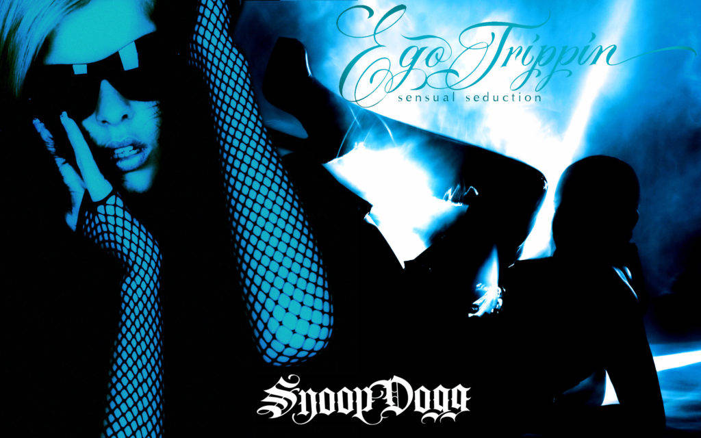 傳奇饒舌歌手Snoop Dogg 演唱會現場 壁紙 — 一位穿著魚網襪和太陽眼鏡的女性在藍光下以剪影和發光文字戲劇性地擺姿勢。