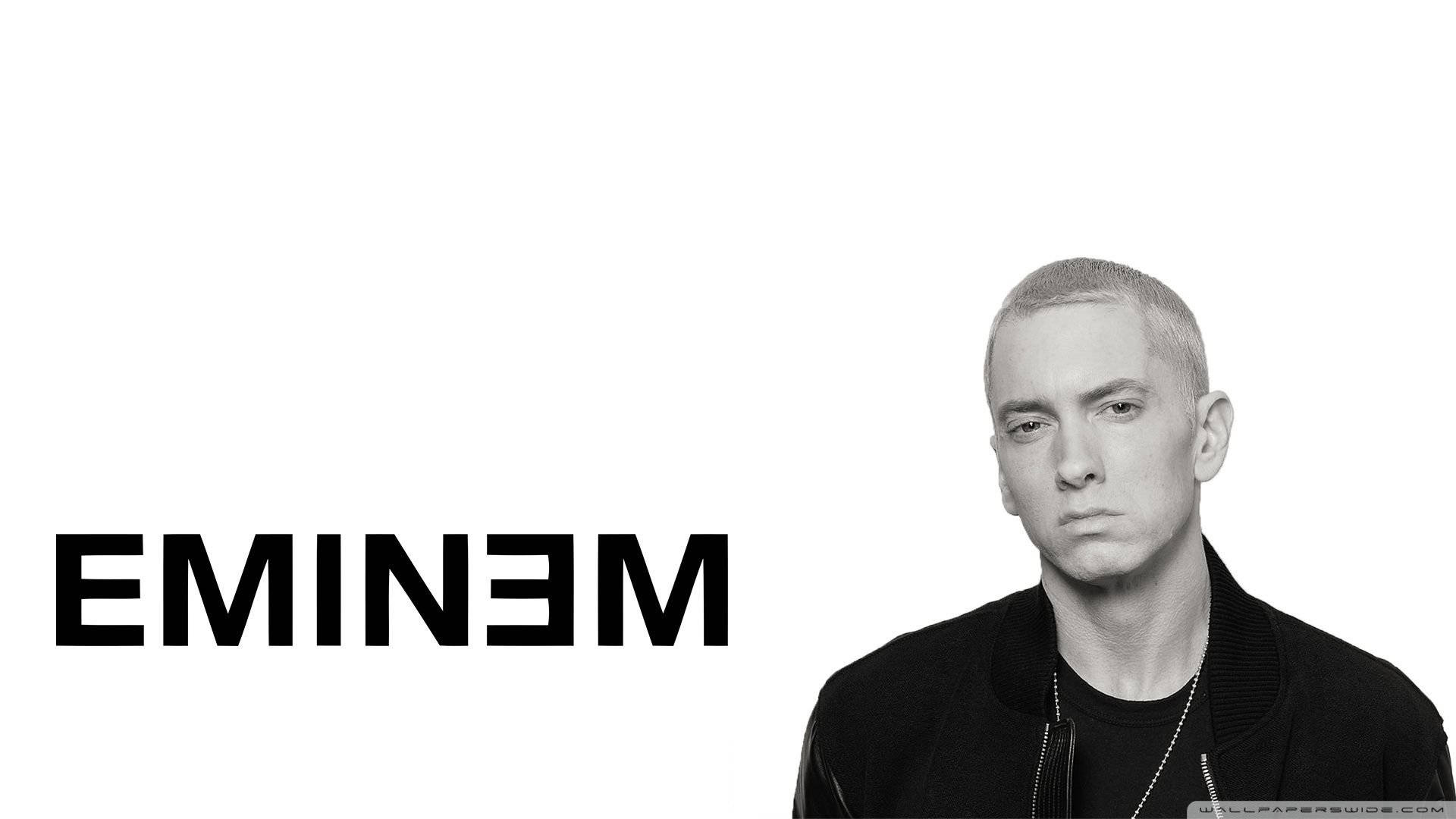 Eminem 身穿黑色外套，白色背景上有粗體文字。