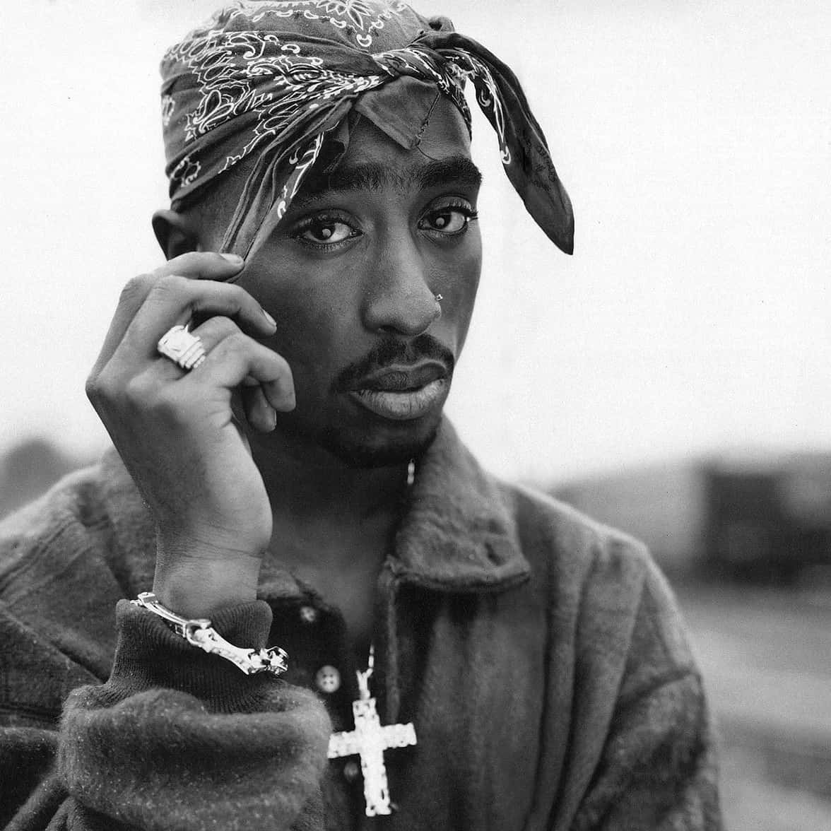 Tupac Shakur 的黑白照片，戴著頭巾和十字架項鍊。