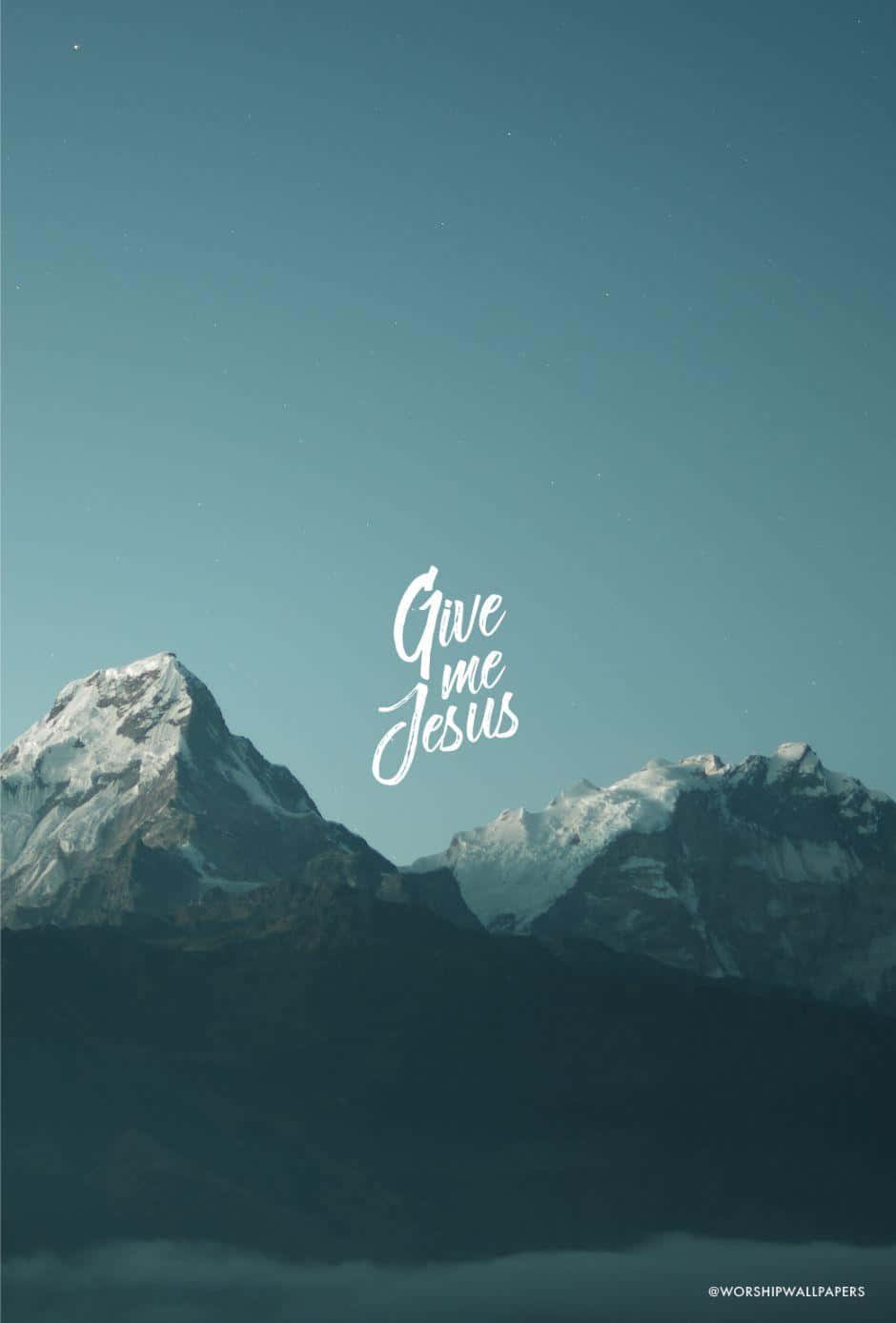 積雪的山脈在青綠色的夜空下，白色文字寫著 Give me Jesus。
