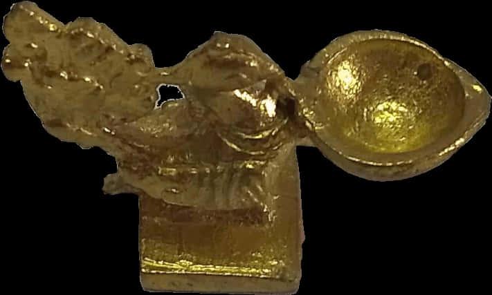 傳統印度黃銅燈vilakku 壁紙 — 金色天使雕像，翅膀展開，頭部呈碗狀，在黑色背景下具有紋理和反射效果。