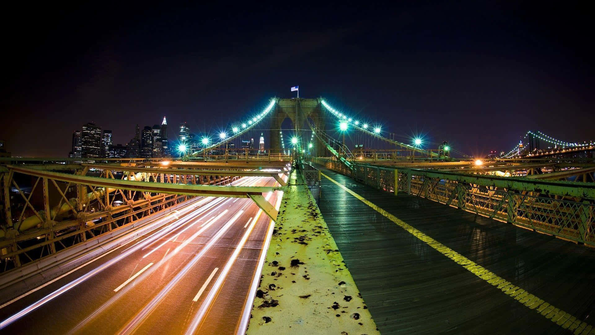 夜晚的布魯克林大橋，閃爍的光芒和模糊的汽車光軌。
