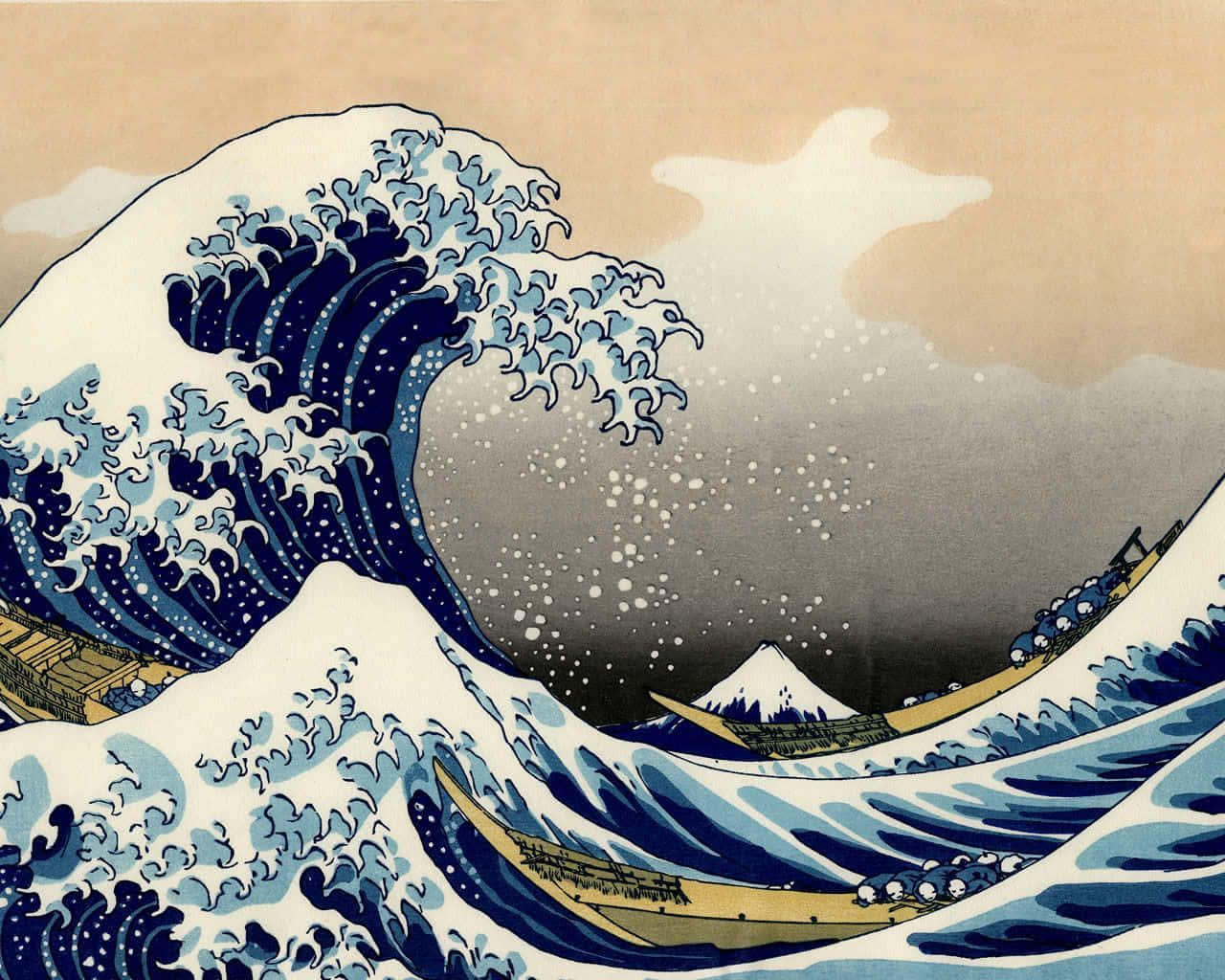 傳統日本紋身藝術 壁紙 — 一道高聳的藍色巨浪衝向小船，遠處富士山在蒼白的天空下清晰可見。