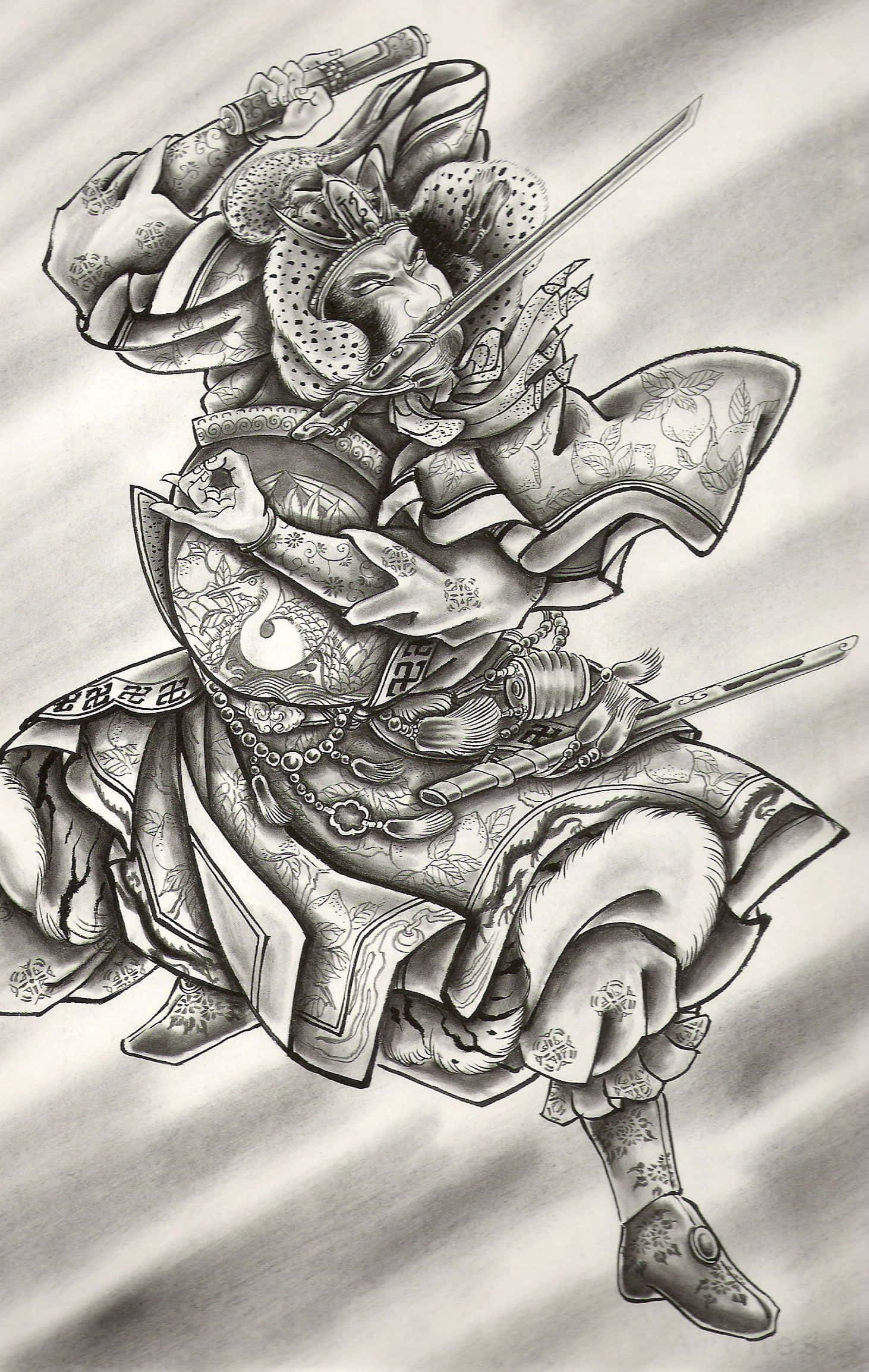 傳統日本紋身設計 壁紙 — 一幅動態黑白插圖，描繪一位身穿華麗盔甲的武士戰士，在半空中揮舞劍和矛，背景帶有動態模糊效果。