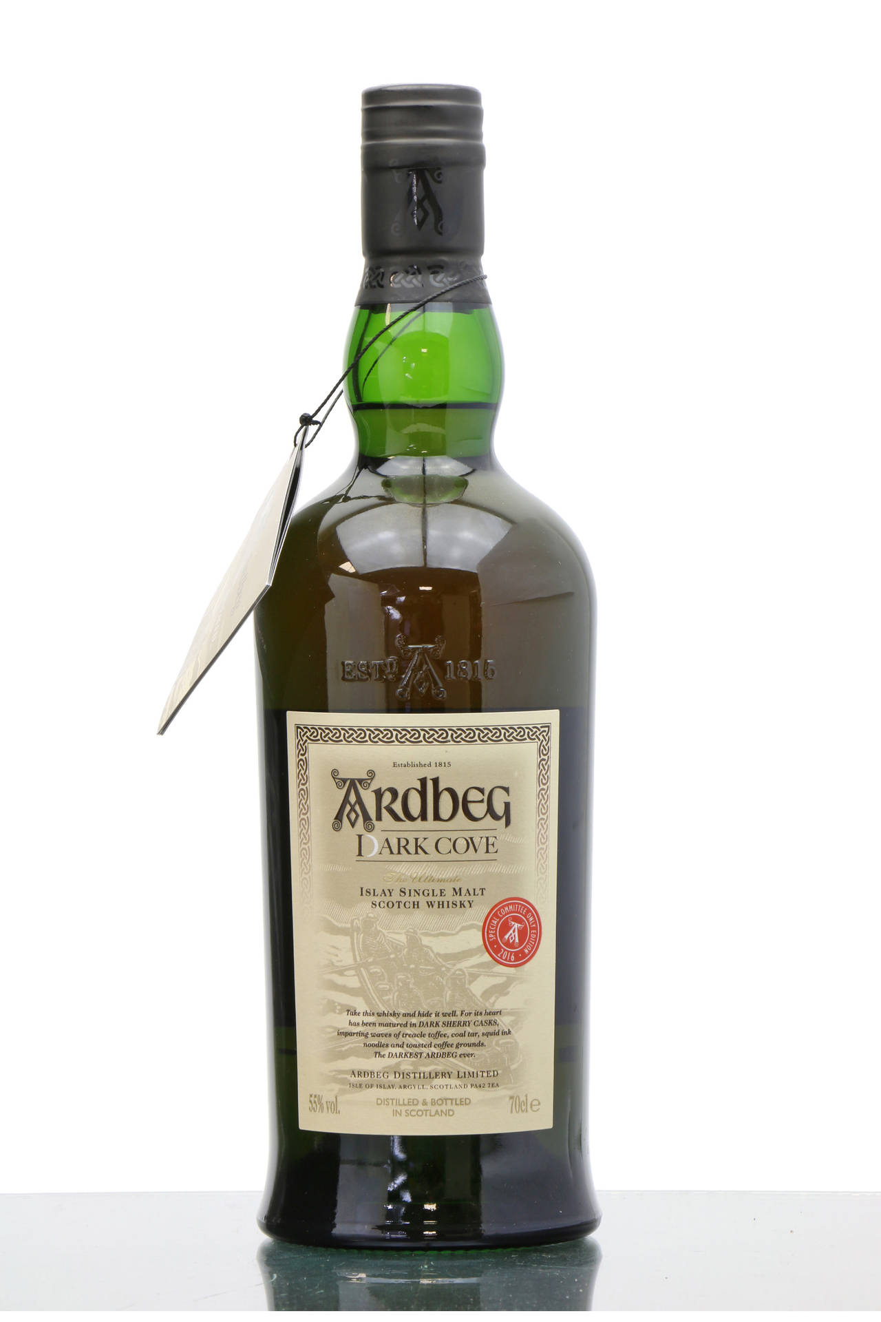 一瓶 Ardbeg Dark Cove 威士忌，附有標籤，白色背景。