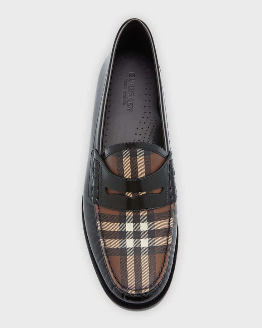 黑色漆皮樂福鞋，鞋面上有 Burberry 格紋圖案。