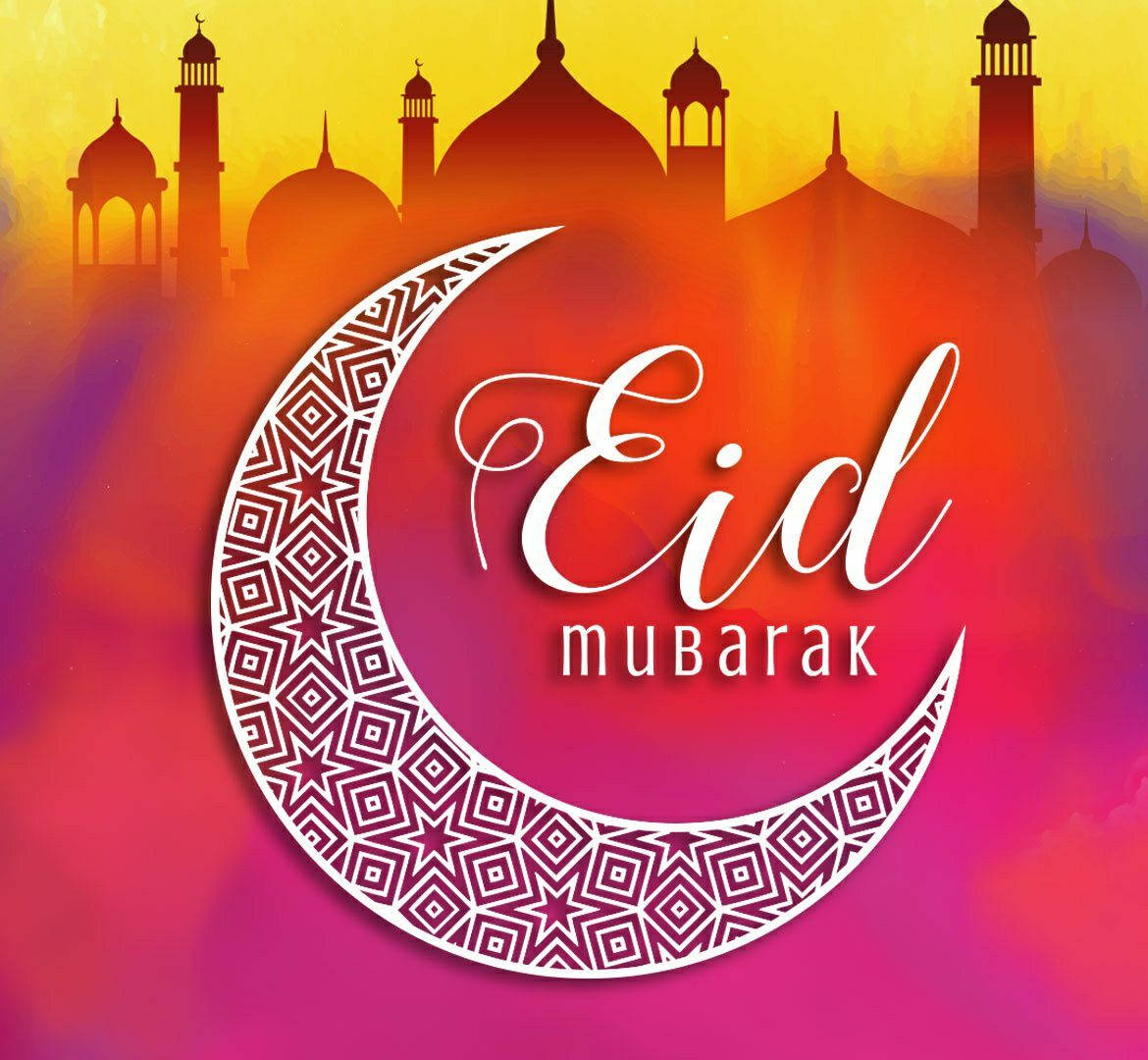 Eid Mubarak 祝福，新月和清真寺剪影映襯在色彩繽紛的日落漸變背景上。