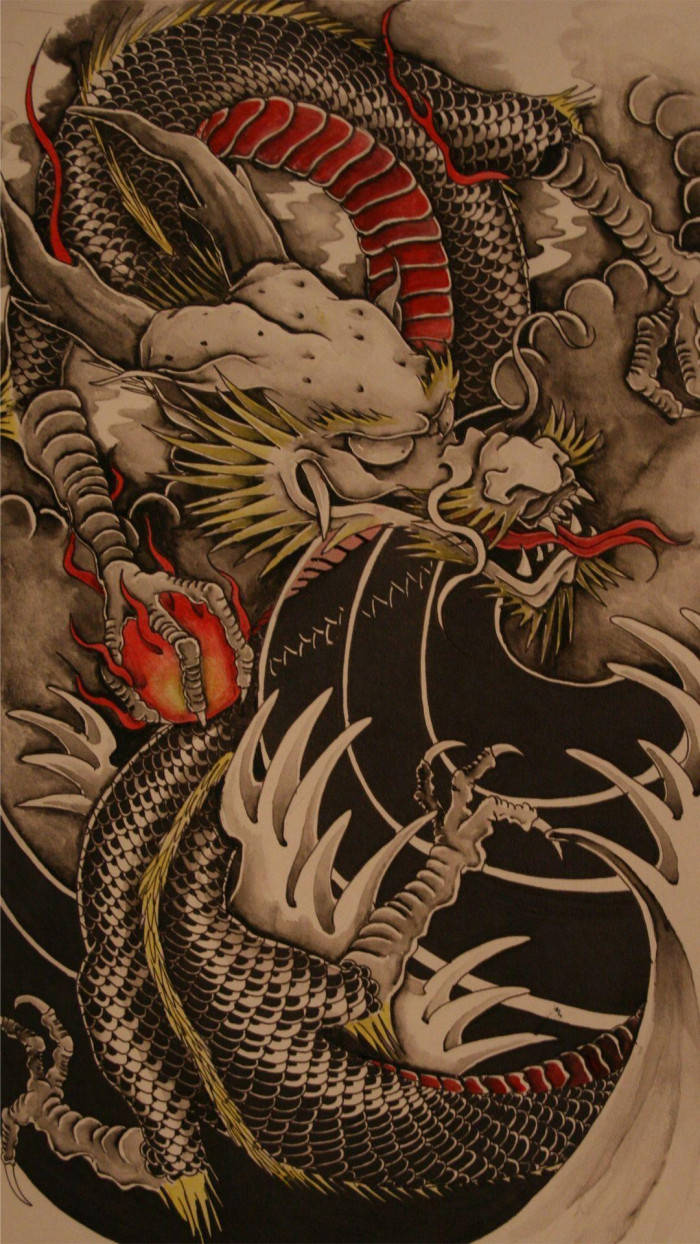 傳說中的棕色中國龍 壁紙 — 一隻帶有紅色點綴的兇猛傳統日本龍在煙霧繚繞的木炭背景上動態盤繞。