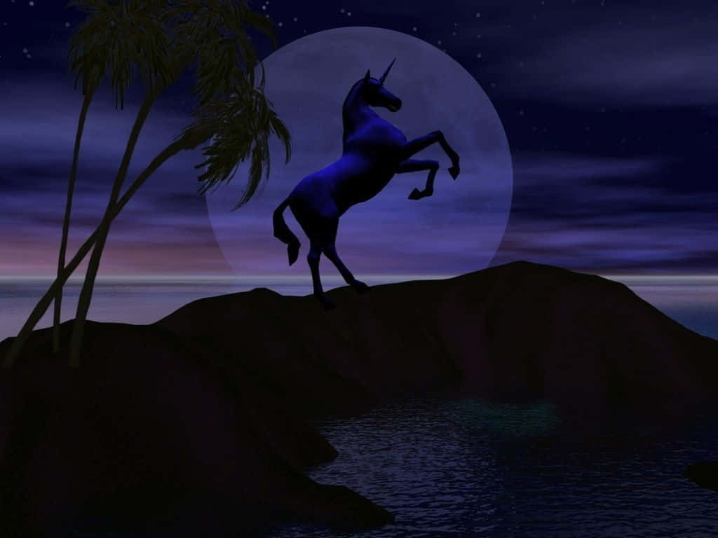 藍色獨角獸在滿月下的夜晚懸崖上揚起，伴隨著棕櫚樹和海洋。