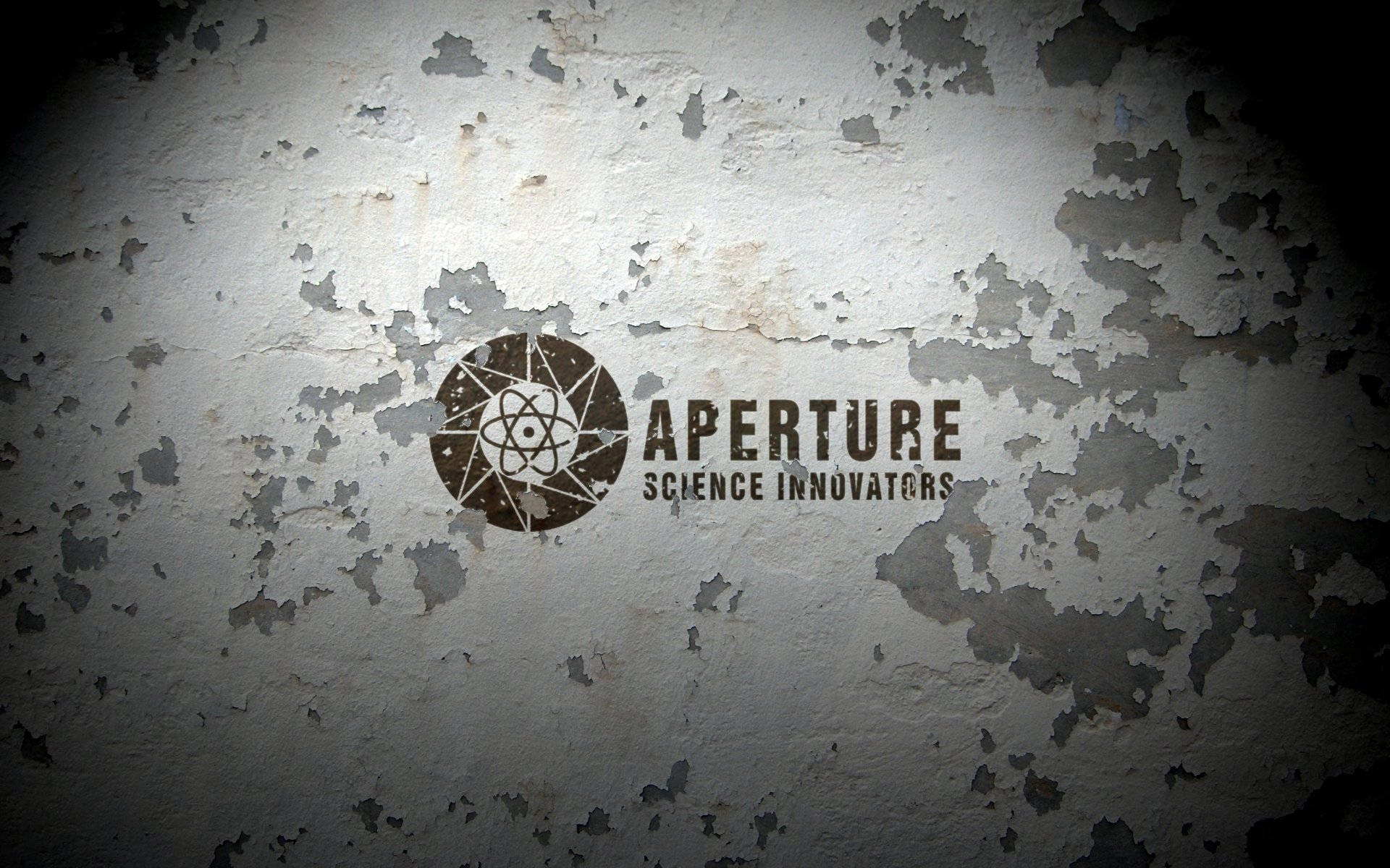 聚光燈下剝落牆壁上的 Aperture Science Innovators 標誌。