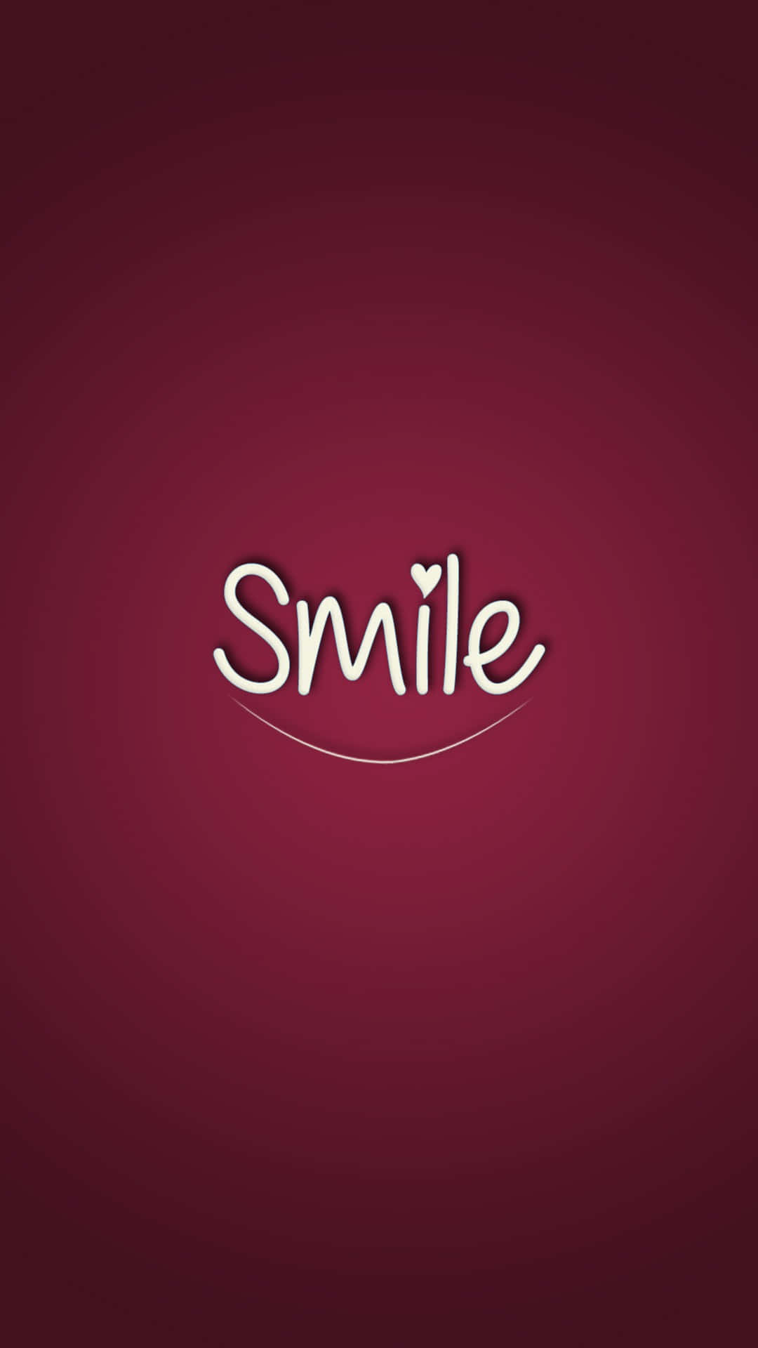 傳遞微笑與快樂 壁紙 — 白色草書字體書寫的「Smile」一詞，i 上面的點被心形取代，居中放置在栗色漸變背景上。
